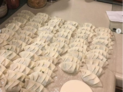 鉄板料理　餃子　ぎょうざ　ギョーザ　鉄板焼き　家庭で焼く　うちで焼く　昭和屋工業　パリパリ　アツアツ　絶品餃子　キャンプ　BBQ　焼き方　餃子用鉄板　カセットコンロ　レシピ　アルミホイル　角フタ