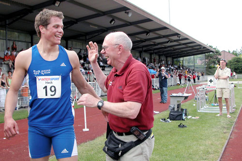 Sprinttalent Daniel Schnelting und sein Trainer Mecky Emmerich freuen sich beim Meeting 2005 über den Sieg.
