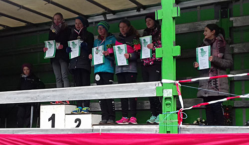 Thea Lehmbrock (links) siegte über 2050m der W13 in tollen 8:46 Minuten. Ihre Trainingspartnerin Lena Bonhoff (4. von links) wurde Vierte in 9:45 Minuten.