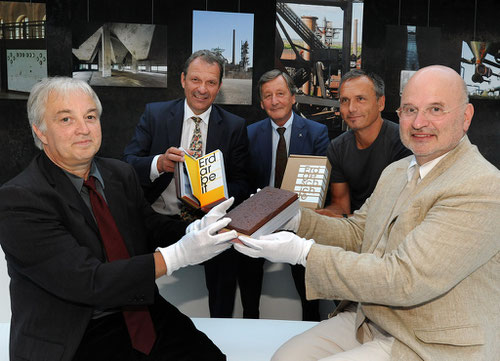 Übergabe des „Buch-Steins“ an das Ruhr Museum: Prof. Dr. Theo Grütter, Prof. Dr. Hans-Peter Noll, Hermann Marth ( Vorstandsvorsitzender der Stiftung Zollverein), Andreas Darda und Gregor Spohr (v.l.). Foto: Jürgen A. Appelhans