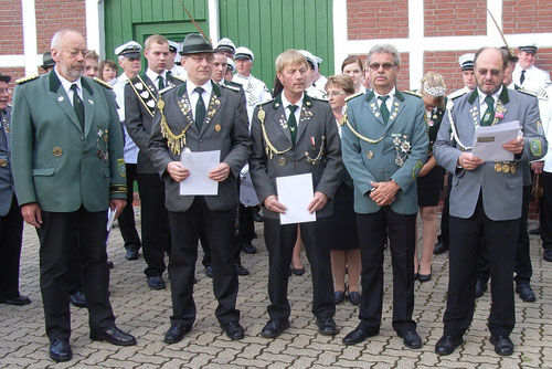 v. l.: Kreisschützenmeister Otto Heinsohn, Hartwig Rath (VA in Silber), Arno Schmidt (VA in Bronze), Heino Kreschinski (stellv. Kreisschießwart) und Wilfried Röndigs (stellv. Verbandsgeschäftsführer) (Foto: Rath)