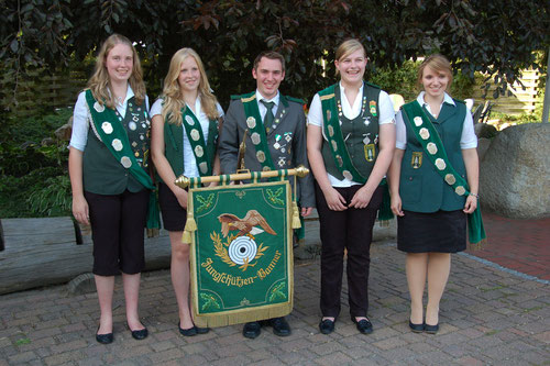 Die siegreichen Mannschaft des Schützenvereins Grift im Bannerwettkampf der Junioren. v. l.: Corinna Schlobohm, Nadine Schlobohm, Daniel Lengenfelder, Annika Thiele und Morlin Hilk. Foto: J. Bauer