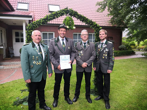 Kreisschützenmeister Stefan Thiele, Hans-Christoph Bebba, Präsident Mario Glyschewski und stellv. Kreisschützenmeister Clemens Schumacher; Foto: Clemens Schumacher