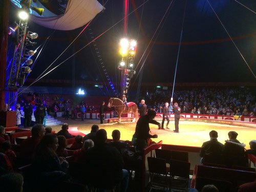 Fräulein Fahrtenschreiber auf dem Pferderücken in der Manege des Zirkus Krone