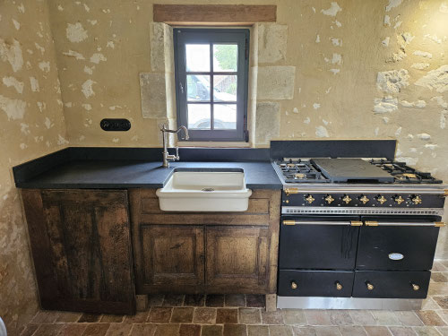 Adaptation de vieux meubles anciens pour création d'une cuisine, fabrication plan de travail et crédence granit et intégration vieil évier. Cuisinière Lacanche + installation système bouteilles gaz à l'extérieur. Robinetterie retro Villeroy&boch