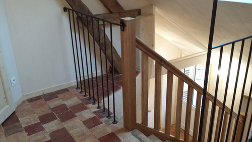 Palier d'arrivée avec balustrade en acier vieilli (photo)