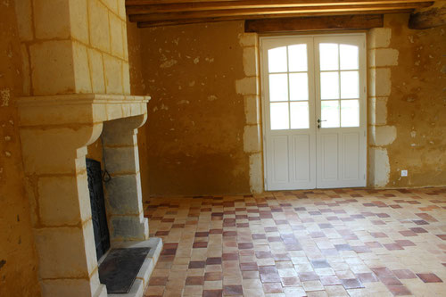Cheminée paysanne en pierres de taille, porte fenêtre en pierre de taille
