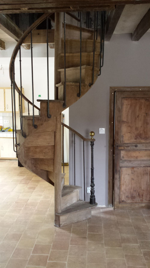 Escalier ancien en chêne en colimaçon, rampe acier vieilli et main courante en chêne (photo)