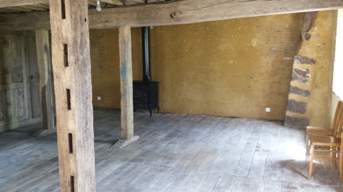 Restauration d'une pièce de menier, remise en état du vieux plancher de chêne (photo)