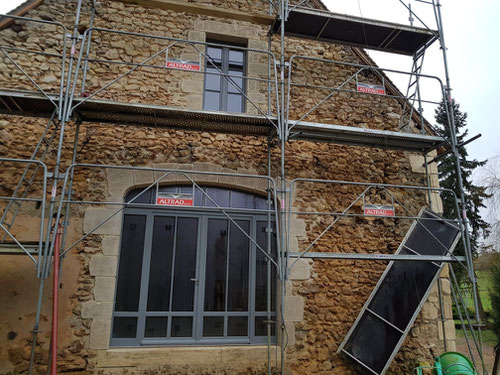 Ouverture en pignon : fenêtre pierres de taille 160 × 80 et grande ouverture en anse de panier H 2.60m x L 2.80 Pierres de taille vieillies avec patine