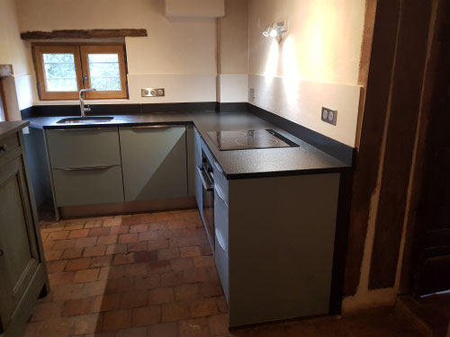 Après travaux : plan de travail en granit avec ses crédences également en granit. Evier inox encastré