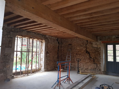 Travaux charpente : création d'une poutraison complète avec poutres sommiers section 48 x 45cm x 9m. 63 Solives 15 x 15cm x 3.50. Poutres et solives rabotées sur place.