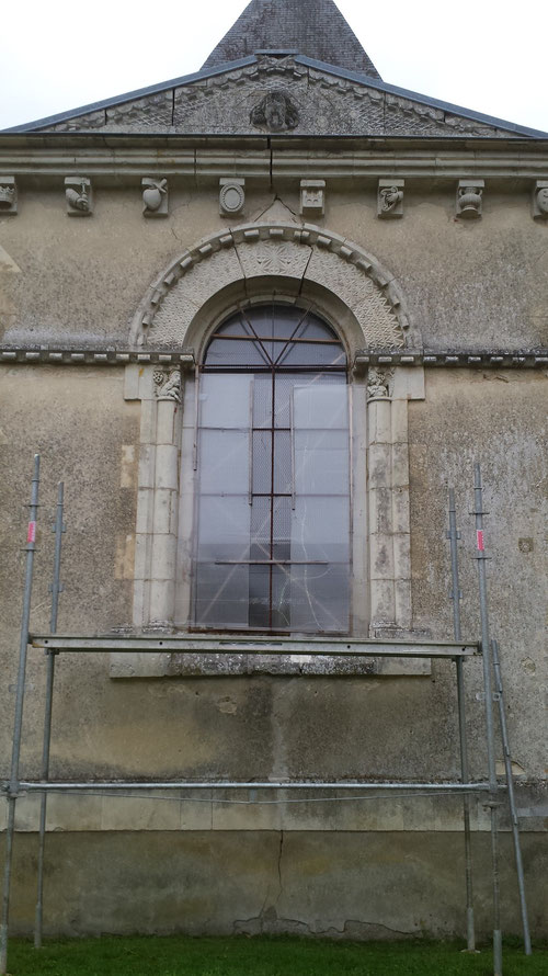 Restauration de la clé de voute d'une ouverture sur l'église de Bellou Sur Huisne (image)