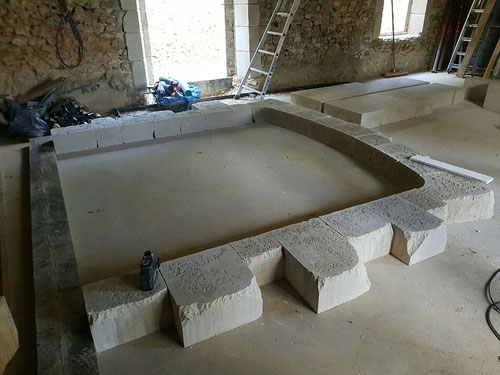 Ouverture en pierres vieillies patinées, linteau en anse de panier