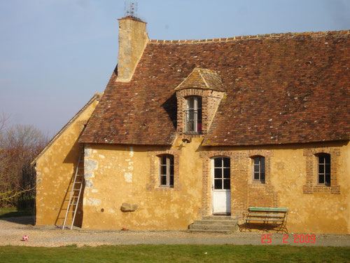 Petite maison ancienne et son enduit de mortier de chaux aérienne avec son sable ocré au Mage 61