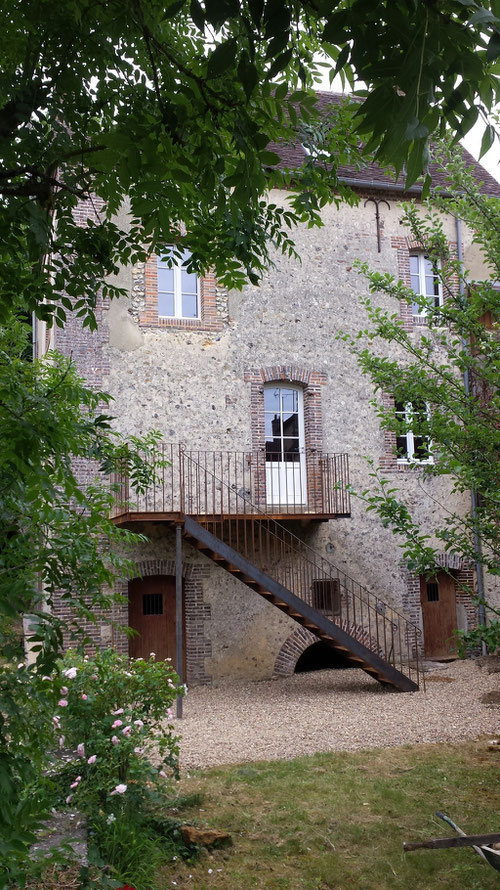 Escalier et balcon en acier brut vieilli, balustrade et rampe acier brut