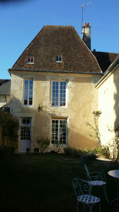 Enduit de chaux aérienne et sable ocré clair sur façade hotel particulier 17ème