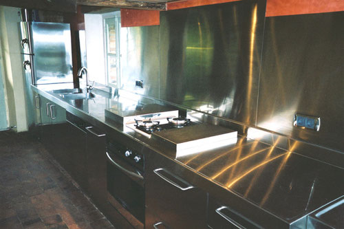 Crédence en inox brossé avec pliage sur le dosseret (aucune infiltration, garantie à vie), capots en inox brossé pour recouvrements plaques de cuisson