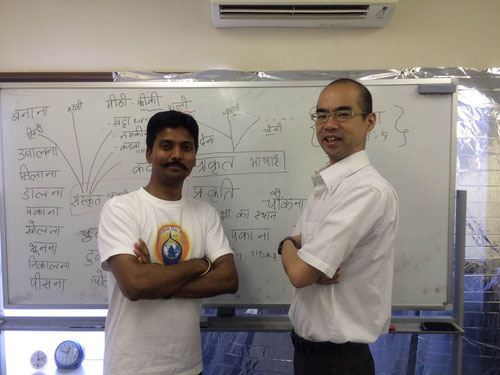 ヒンディー語初級クラスを主に担当する桜井(右)と上級クラス担当のアーシュトーシュ・シン講師