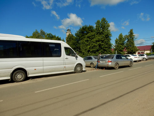 De volgende ochtend is de bus opgehaald door een personenvoertuig jawel aan de trekhaak.