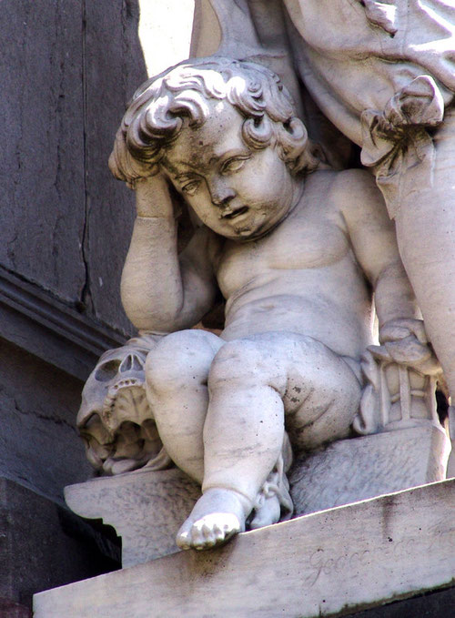 L'ange pleureur du monument des Illustrations Picardes par Gédéon de Forceville- Place Joffre à Amiens