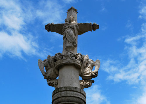 La plus belle croix du département à Thoix (Canton de Conty)