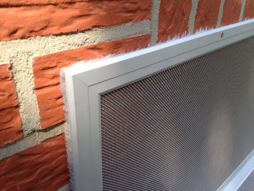Falls Ihre Fenster höher liegen als der Schacht, können wir auch diese mit einem senkrechten Element schützen.
