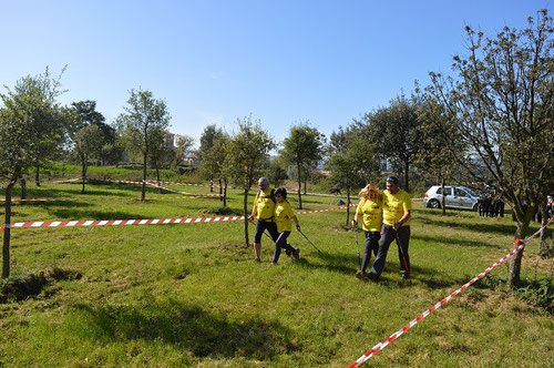 un circuito entre los árboles y en zig-zag fue escenario de la carrera en parejas