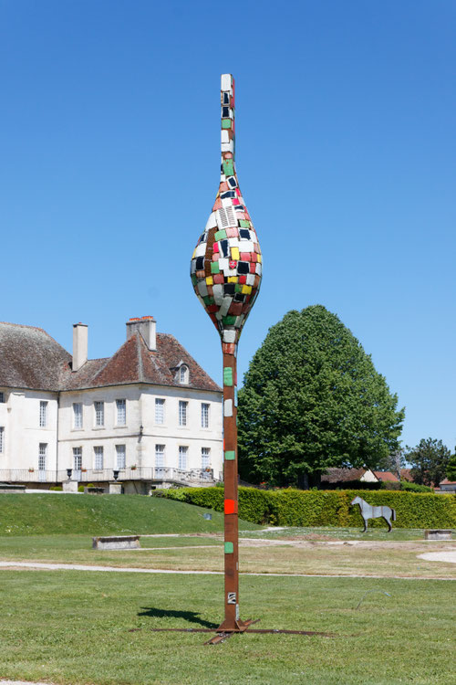 Sculpture en acier monumentale dans le parc du château de Gilly-lès-Citeaux