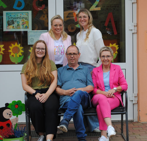 V.l.n.r. hinten: Stellv. Schulleiterin Jessica Kulling, Klassenleiterin Denise Dude, vorne: Klassenleiterin Lisa Angeli, Klassenleiter Toralf Callies, Schulleiterin Elke Sünwoldt