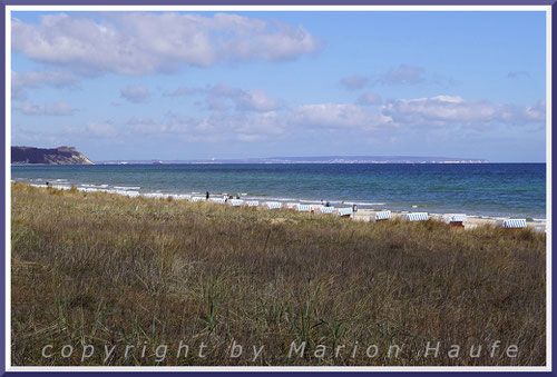 Bei klarem Wetter kann man von der Göhrener Strandpromenade aus die Jasmunder Kreideküste leuchten sehen und blickt links auf die Steilküste von Sellin.