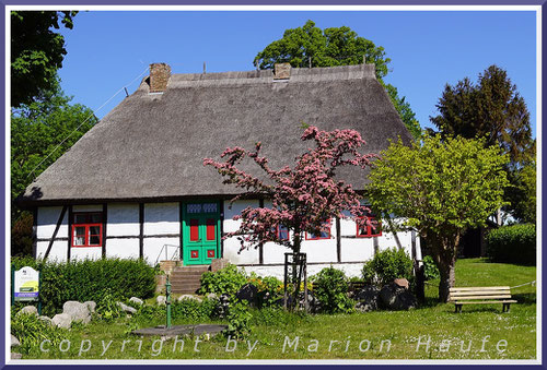 Die alte Dorfschule wurde 1825 erbaut und ist heute ein Schulmuseum, in welchem man eine historische Schulstunde buchen kann, Middelhagen/Rügen.