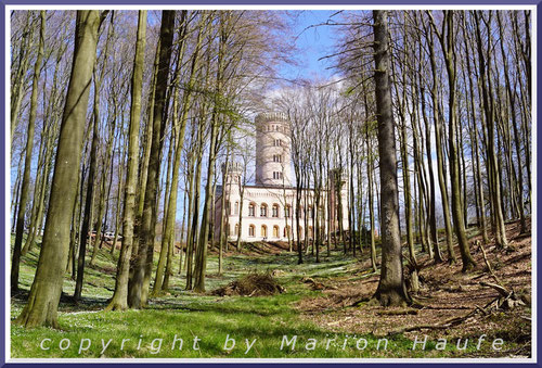 Bereits vom Wanderweg aus grüßt das Ziel des Tages - das Jagdschloss Granitz - die Schar der Besucher.
