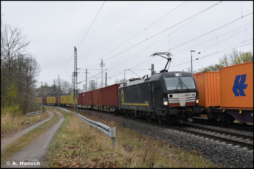 193 860-4 begegnet am 10. April 2026 in Chemnitz-Furth einem weiteren Containerzug