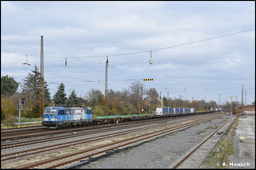 Mit halbvollem Lkw-Transporterzug begegnet mir 383 019-7 am 11.11.2025 in Leipzig-Wiederitzsch
