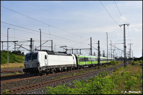 Am 20. Juli 2025 zieht die schneeweiße 193 937-0 einen Flix durch Luth. Wittenberg Hbf. gen Berlin