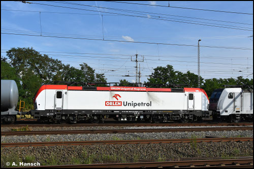383 056-9 hängt am 20. Juli 2025 als Wagenlok hinter 186 272-1. Mit einem Kesselwagenzug durchfährt das Gespann Luth. Wittenberg Hbf.