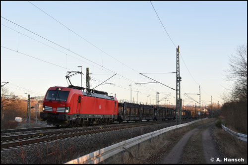 Am frühen Abend des 03. März 2026 schleppt 193 370-4 einen Autoleerzug durch Chemnitz-Furth gen Norden