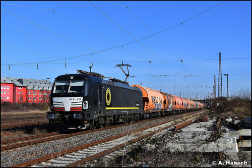 Für die Firma Beacon Rail ist am 12. März 2024 193 636-8 mit Getreidezug durch Leipzig-Schönefeld unterwegs