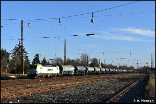193 484-3 schleppt am 17. Dezember 2025 einen Düngemittelzug durch Leipzig-Wiederitzsch
