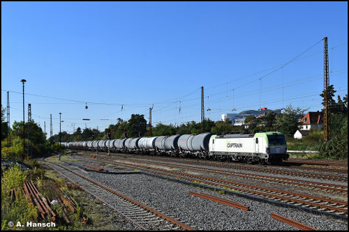 Ihr kommt ebenfalls am 30.09.2025 die Schwesterlok 193 892-7 entgegen. Auch sie hat Kesselwagen am Haken