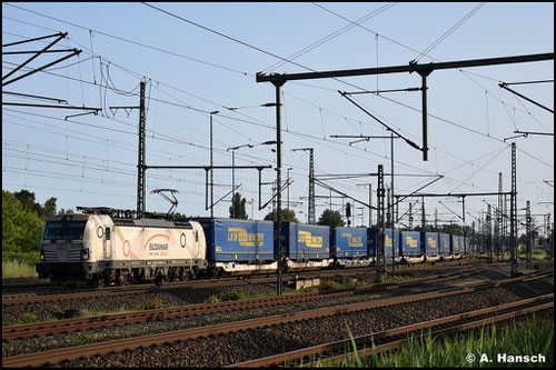 383 212-8 von Budamar schleppt am 27. Mai 2023 einen KVL-Zug durch Luth. Wittenberg