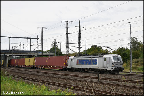 383 401-7 donnert mit Containerzug am 15. August 2023 durch Luth-. Wittenberg Hbf.