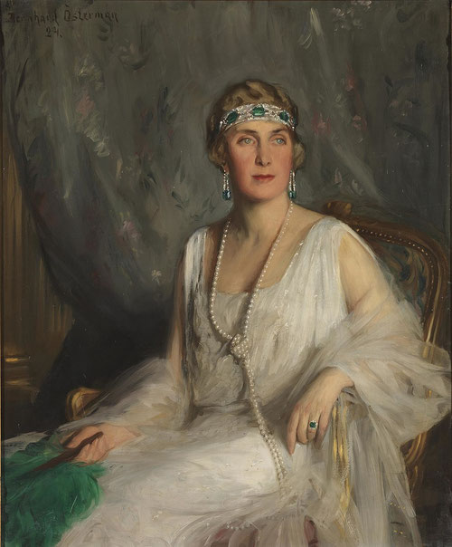 Bernhard Östermann, Victoria Eugenia de Battenberg, 1924. Óleo sobre lienazo.100x84cm. Museo Nacional del Prado.La distinción de la reina en este posado también sedente alargado con aderezo espectacular de joyas de esmeraldas. Impresiona su belleza.