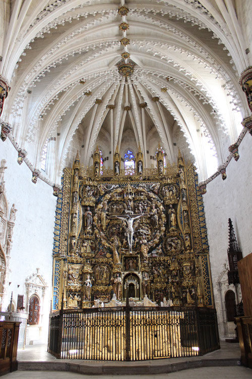 El significado espiritual de este retablo para los cartujos es inmenso, este grandioso tapiz desplegado en forma de catequesis explica el misterio de la Redención. Gil de Siloé y policromía de Diego de la Crux 1496-99