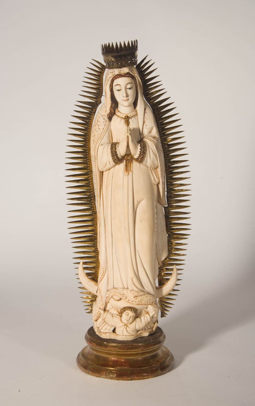 Taller hispanofilipino.Virgen de Guadalupe 1670-1700.Marfil policromado y latón, 51x17cm.Madrid.Museo Arqueológico Nacional.