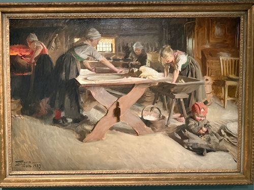 Anders Zorn. Haciendo pan 1889. Óleo sobre lienzo,91x139cm. Suecia LF Delarnas.Llama la atención pues van vestidas con traje regional de Mora, su tierra natal, posiblemente también en su cocina reflejando la luz  sobre los cuerpos de las trabajadoras