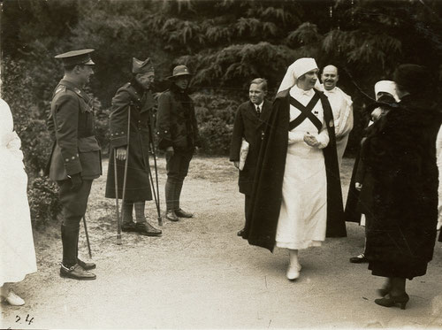 La reina y el Príncipe de Asturias visitando un hospital militar, 1922. Gelatina sobre papel. Patrimonio Nacional. Madrid. Archivo General de Palacio.
