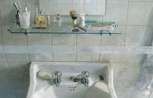 Lavabo y espejo 1967.Antonio López.El espacio central de la vida del hombre es la casa, así queda enraizado en la intimidad, la soledad, el encuentro consigo mismo.Precisión de artificio resuelta para un campo visual con dos puntos de vista de 45 grados.