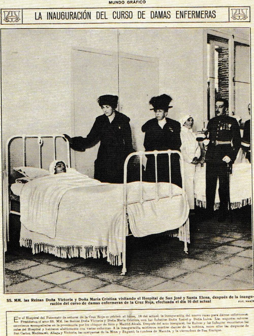 "SS.MM. las reinas Dña. Victoria y Dña. Cristina visitando el Hospital de San José y Santa Adela, despues de la inauguración del curso de damas enfermeras de la Cruz Roja efectuado el dia 16". Mundo Gráfico,VIII. 25 diciembre de 1918. Patrimonio Nacional.